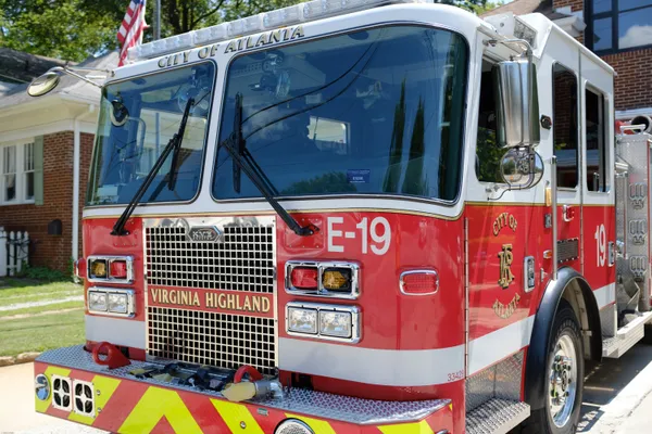 Atlanta crews battle Moores Mill Road NW house fire as icy roads complicate Sunday night response